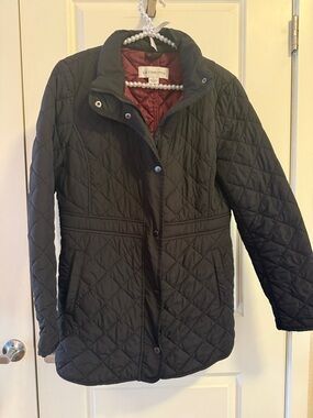 GUC Liz Claiborne Quilted Black Puffer Jacket with Burgundy Lining Size Large